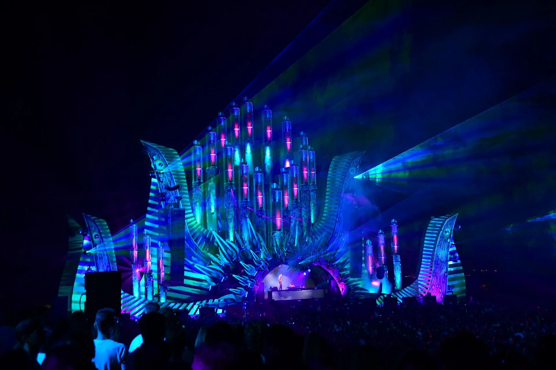 dj-2715887_1920.jpg