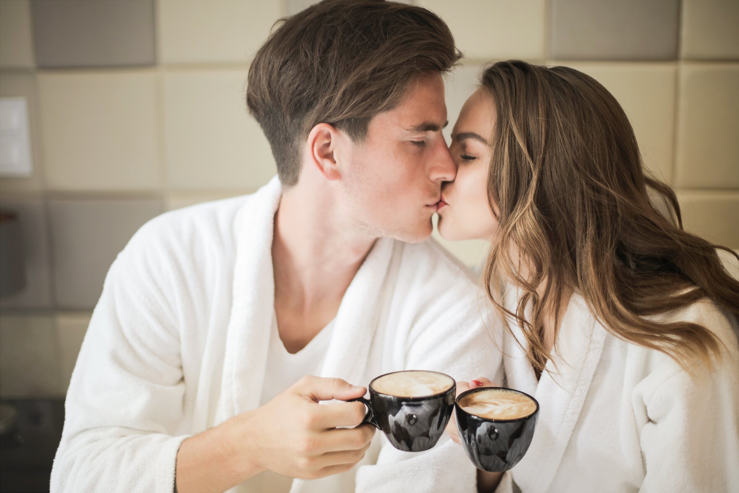 Кофе вдвоем песня. Кофе любовь мужчина и женщина. Кофе пара. Кофе вдвоем. Кофе с любовью.