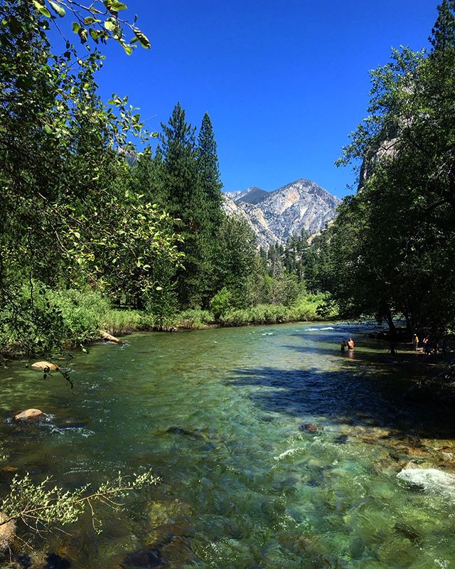 Day 2 - King&rsquo;s Canyon Adventures 👉🏽(swipe!) .
.
Day 1 consisted mostly of giant trees and hiking where day 2 was mostly massive mountain views and cold, clear, emerald green water! Might have teared up today thinking about all this beauty tha