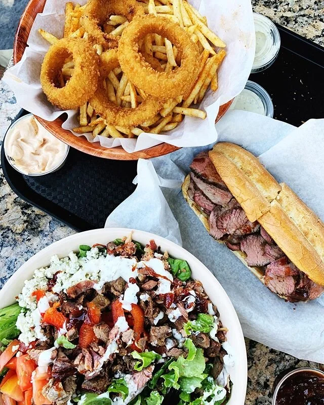 no trip to our college town is complete without a tri-trip to firestone 🤓🤓
.
.
#sanluisobispo #slo #sloeats #slorestaurants #firestone #tritip #tritipsandwich #collegetown #centralcoast #calpoly #calpolyslo #calpolyalumni #noboringmeals #theporkyfi
