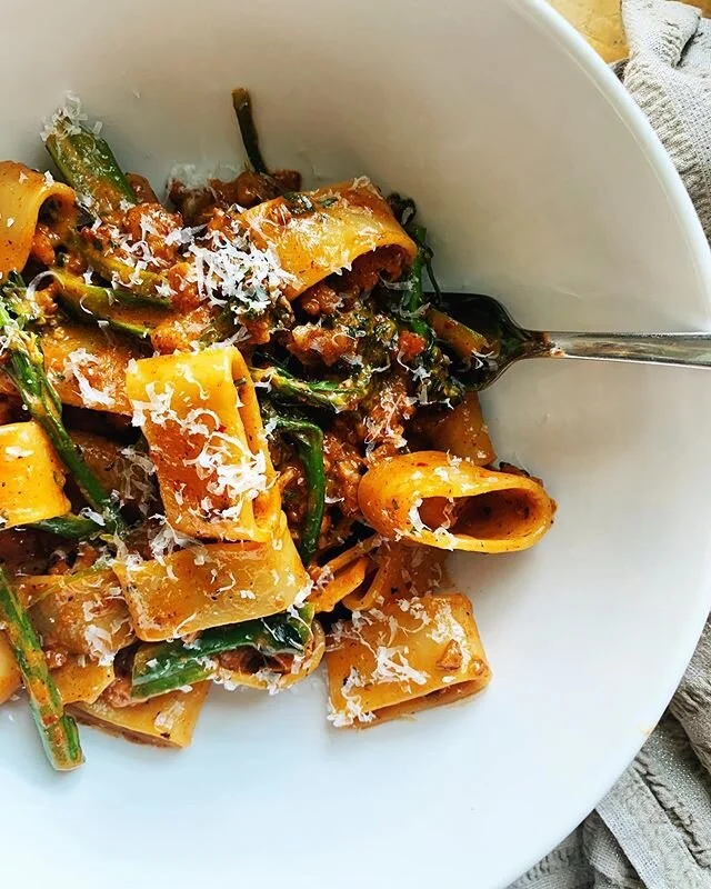 ok guys it&rsquo;s been a while, but this recipe is worth it - sausage and broccolini pasta in a spicy, sticky tomato cream sauce 💥💥💥 IT IS SO DAMN GOOD, I made it two nights in a row and I don&rsquo;t even like cooking rn
.
.
sauté 2-3 uncased s
