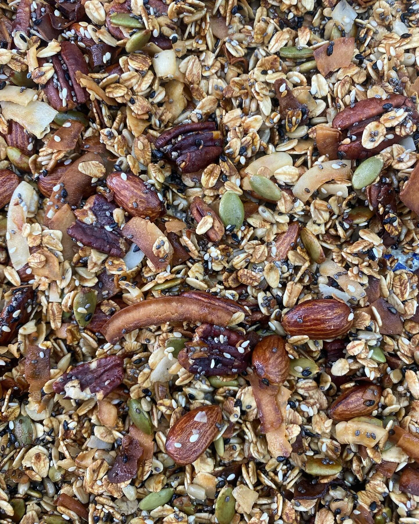 Nueces pecanas, coco laminado, ch&iacute;a, s&eacute;samo blanco y negro, almendras, semilla calabaza y maravilla endulzado con agave

Nueva granola en smoothies y porridges 

🌪️