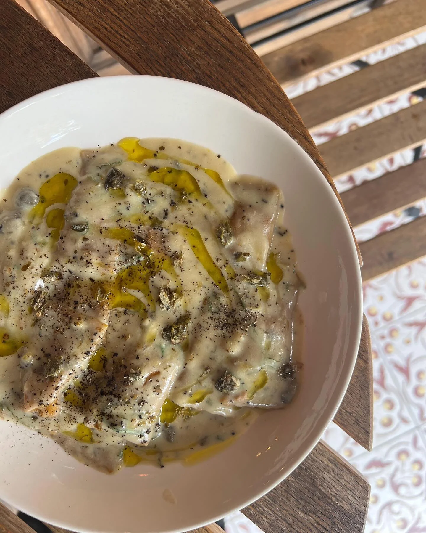 Ravioli relleno de tofu y cebolla con salsa de lim&oacute;n y alcaparra 

Hasta las 5PM o hasta agotar stock ⚡️