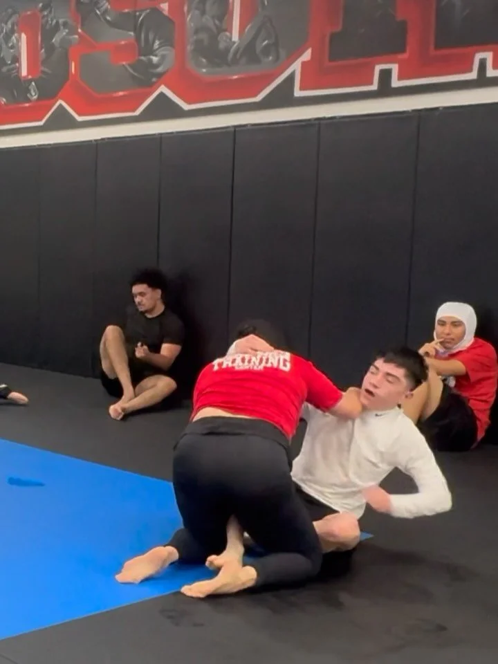 ROLLIN&rsquo; WITH THEE HOMIES🥷🏼❤️

Saturday morning rollin&rsquo; with the boiiiis was hella fun‼️
@yamashitakevin
@teamsantosjiujitsu
@chickennoodlestu 
@chris.navrro 
@lor3nz055 

Jiu-Jitsu is so humbling; sometimes you tap others, sabotage your