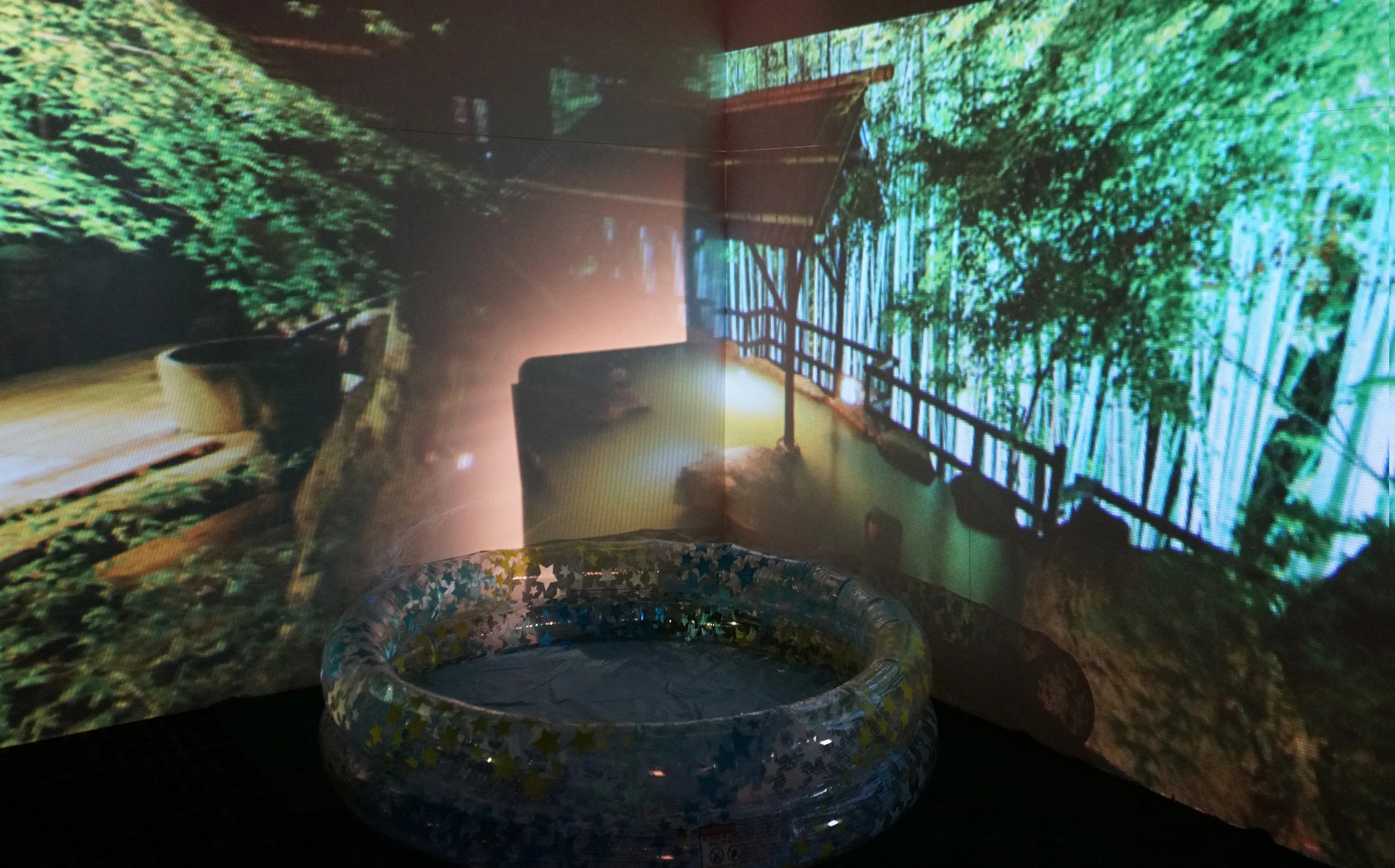 Staging - Projection on the exterior wall and fence surface of the courtyard 