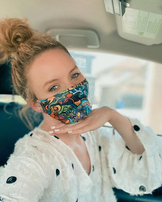 Mask up, but make it fashion. 🎨
.
Thanks @shirley.elias.art for the masks... love love love that I can now wear your beautiful mind while staying safe! I&rsquo;ve always said life&rsquo;s too short not to dress as colourfully as possible. Shirley is