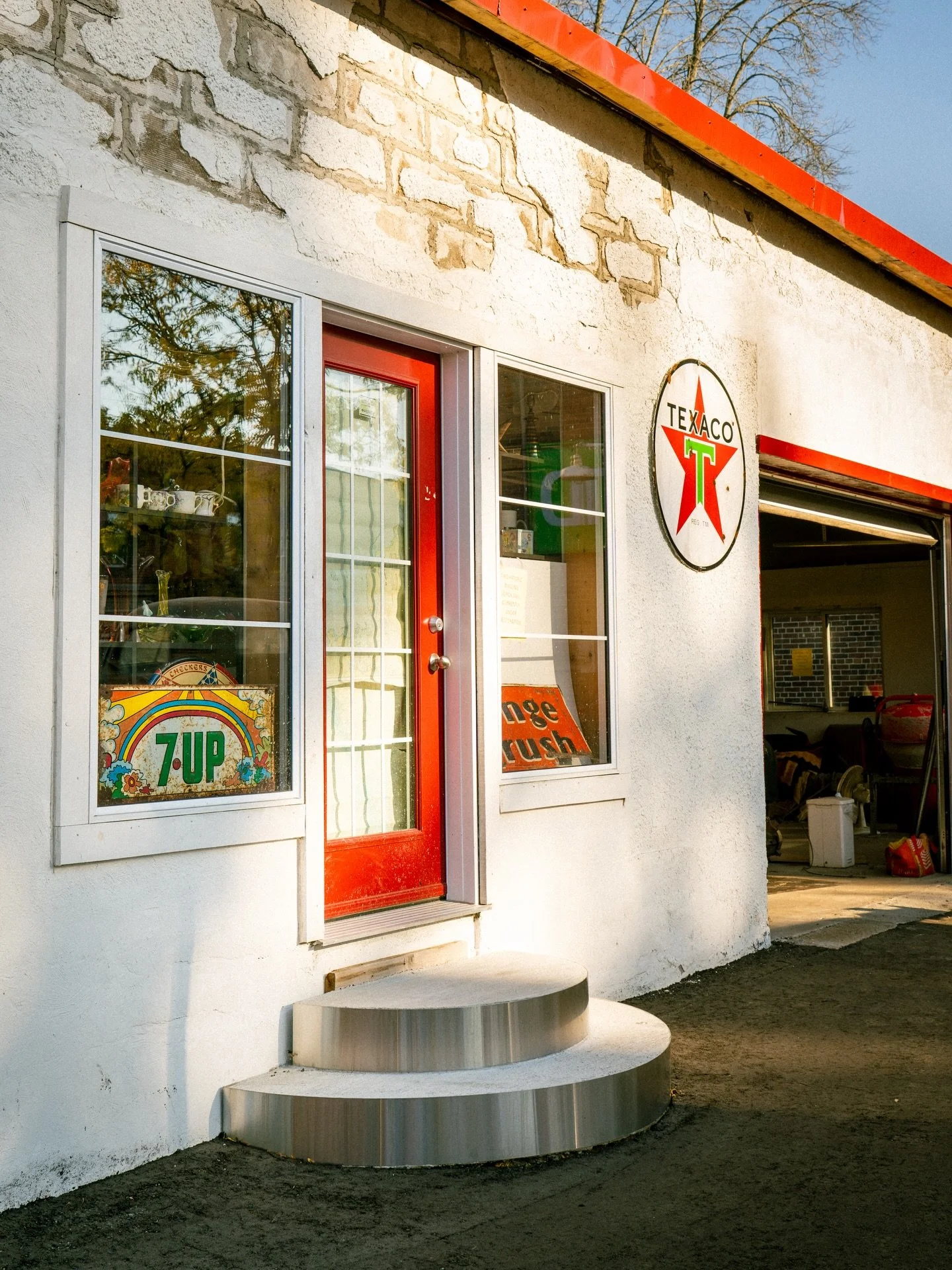 One of the quirkiest towns (technically village) I&rsquo;ve ever come across in Ontario 🚗 - &amp; an exceptionally fun one for photographers; it&rsquo;s a burst of nostalgia, historic charm, and whimsy. 

Coldwater is said to be the second oldest co