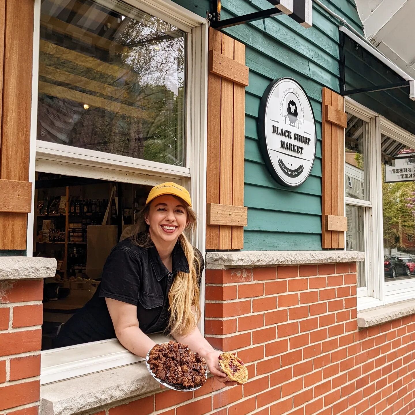 Remember when you could get @petsipies just a few blocks away on Putnam Ave? Well we are bringing their pies back to the Cambridgeport neighborhood!! 🥧
We will have 5&quot; and 8&quot; pies to take home, 3&quot; pies (regular and VEGAN) in the pastr