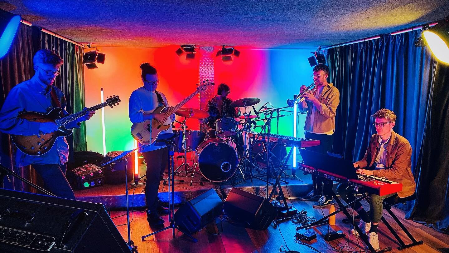 @fundimusic just wrapped another great day of video shooting at @cargorooms for @warchilduk and @hotvoxmusic 
Wanna get involved? DM us!

#livemusic #livestudio #studiorecording #musicshoot #cargorooms #musicstudios #musicbusiness #musicbooking