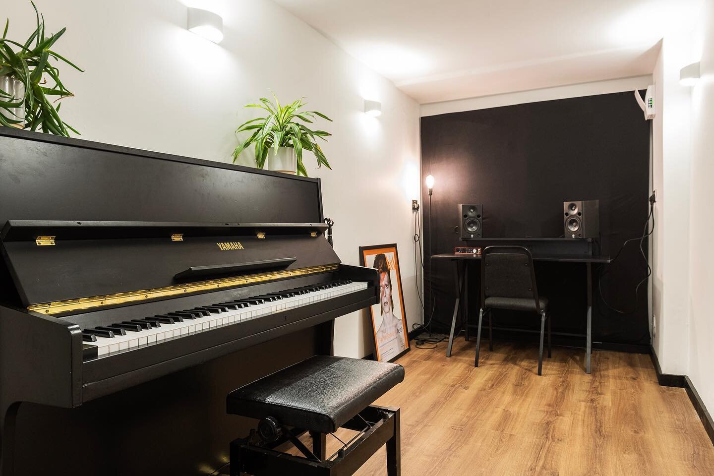Hear ye hear ye! 

Studio 4 is now available for bookings. Featuring a full size acoustic piano 🎹 and a song writing desk complete with speakers 🔊, audio card and condenser mic 🎤 The perfect room for your practice or song writing sessions. Studio 
