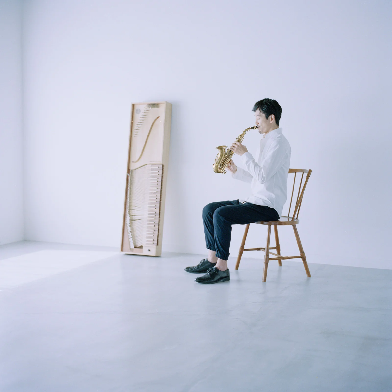 内田輝 / Akira Uchida:サックス・ピアノ・クラヴィーコード奏者、調律師 サックス奏者として活動後、ピアノ調律を吉田哲氏に師事。音の調律から観る様々な音との対話方法を伝える『音のワークショップ』を開催。楽器製作家、安達正浩氏の教えのもと、14世紀に考案されたクラヴィーコード (鍵盤楽器) を製作。自ら楽器を作り、音を調律し、音楽家であること。この流れを大事にして世界を観たいと思っている。 akira-uchida.jp