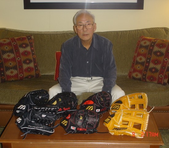 The original Master Glove craftsman for Mizuno. Yoshi Tsubota hand crafted gloves for some of the most decorated MLB players for over 60 years. @mizunobaseballnorthamerica @whatproswear @mlb #baseball #gloves #leather #ichiro #mlb #craftsmanship #qua