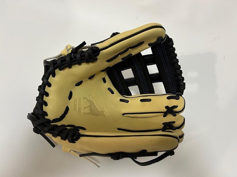 This custom glove is headed to Hawaii. 🤙 #baseball #yabai #yabaibaseball #mlb #npb #kbo #gloves #customgloves