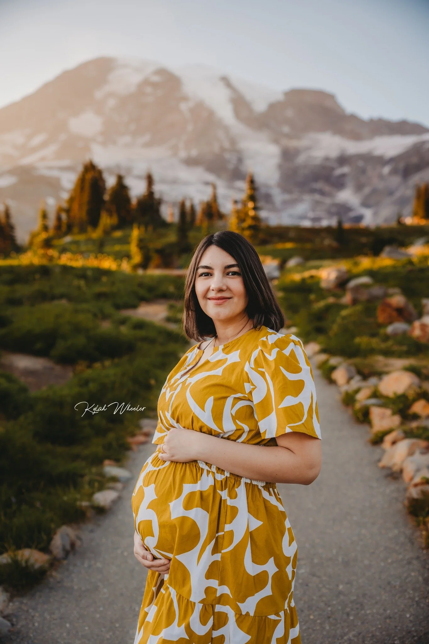 The mountain is stunning&hellip; but her glow outshines it all. 💛

kylahwheelerphotography.com

#mountrainier #mountrainiernationalpark #sunchaser #Rainier #themountainisout #perfect #pictureperfect #family #maternity #adventure #adventuresession #e