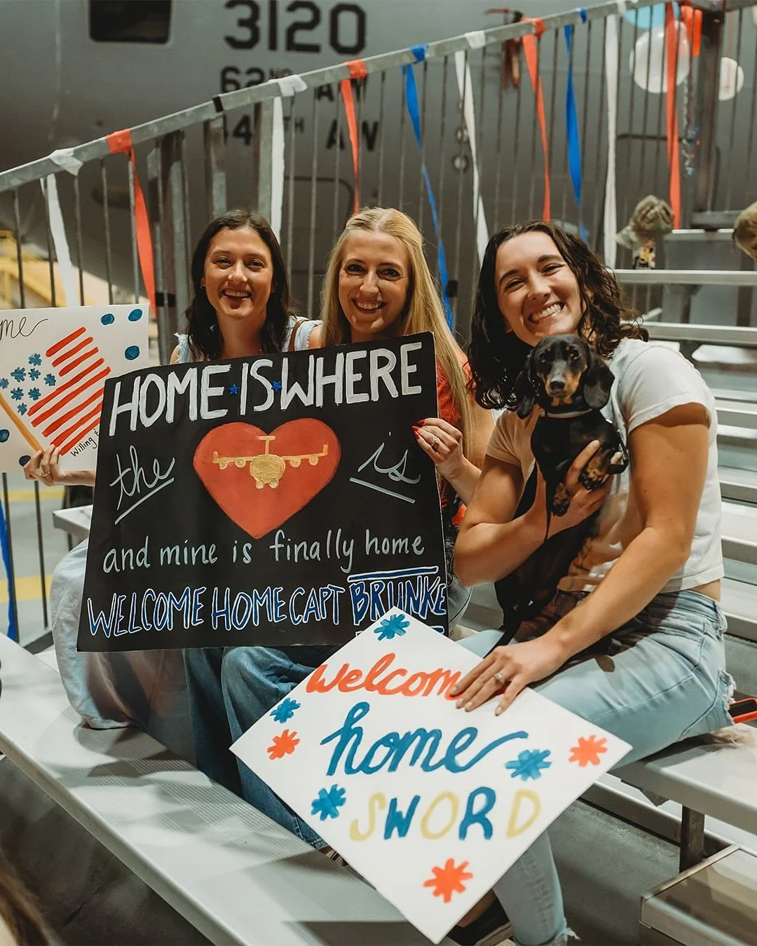 About last night&hellip;. 🇺🇸 ⭐️ 😍 WELCOME HOME!!!! #teammcchord #mcchordafb #welcomehome #airforce #airforcespouse #sohappy #family #militaryhomecoming #home #USA #USAF #jblm #jblmphotographer