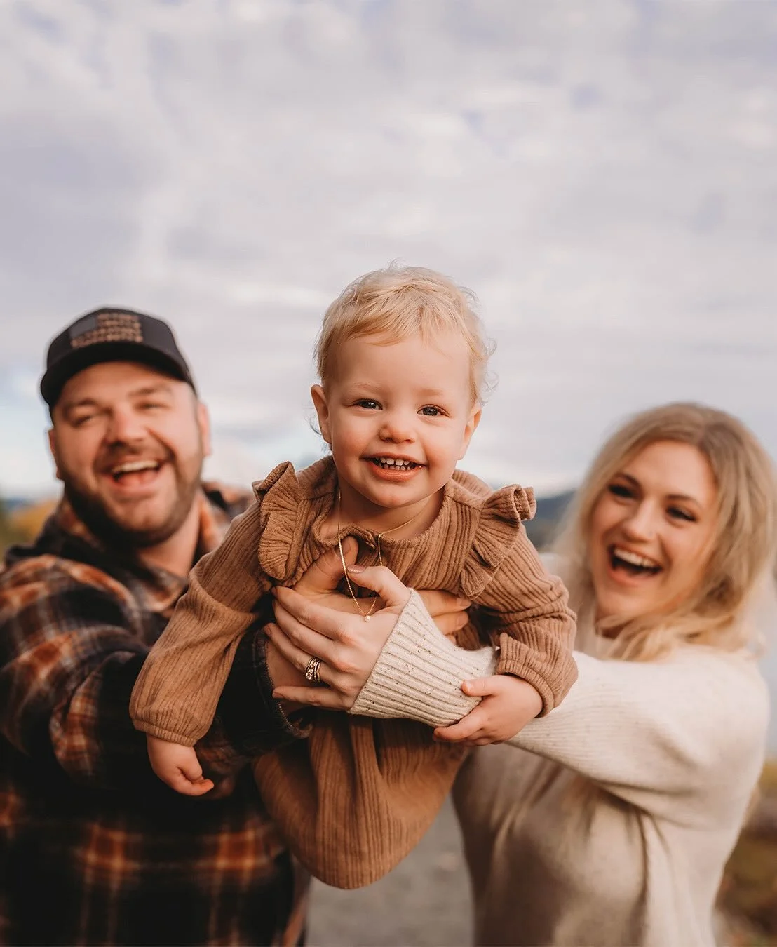The sweetest family- and the most contagious smile ever!! Loved this session so much!! 💕 

#family #familysession #mountains #goldenhour #mountrainier #themountainsarecalling #themountainoisout #familyiseverything #njphotographer #washingtonphotogra