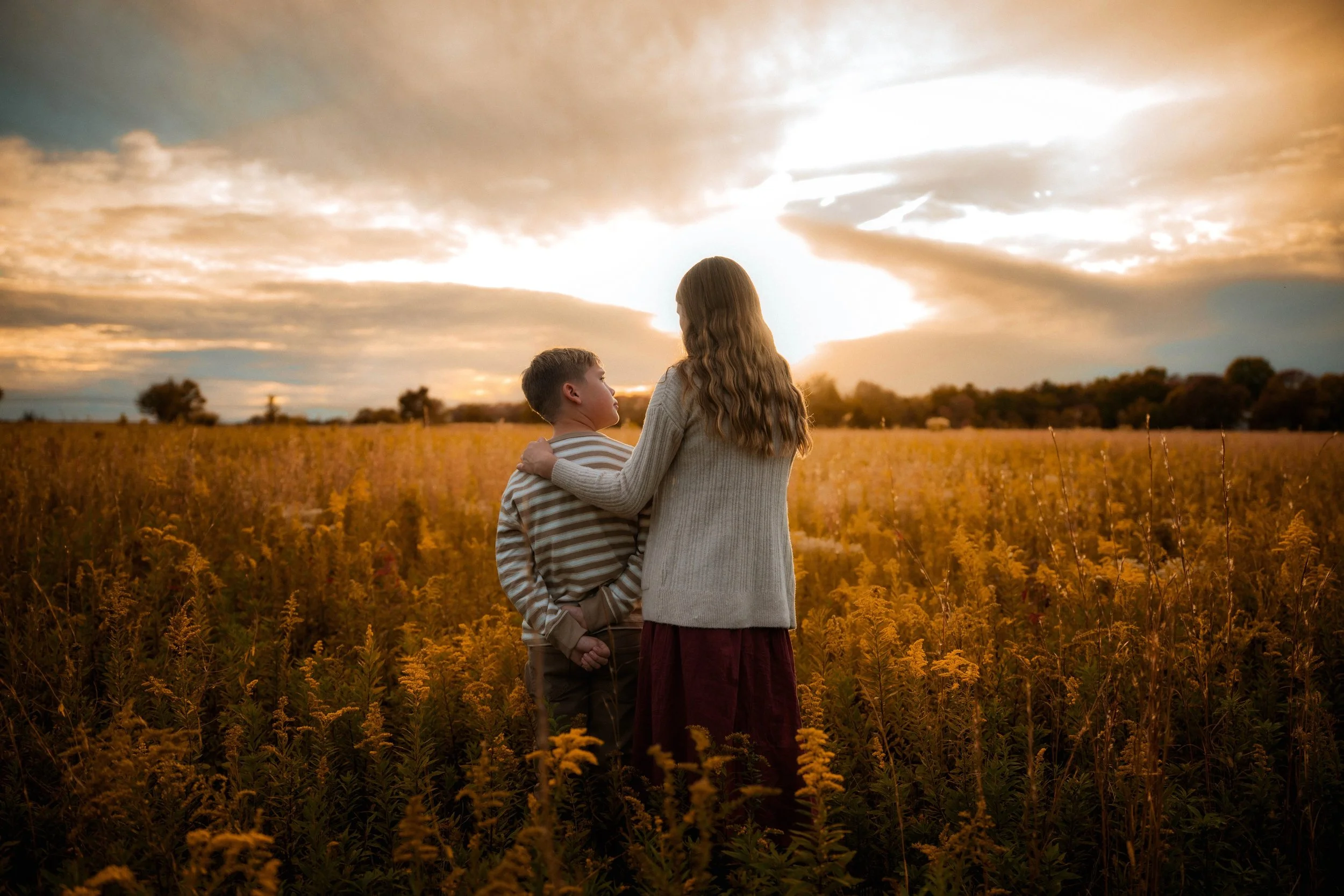 My children❤️ Helping me scout a new location and also letting me take their fall pictures ❤️

#fallpictures #goldenhour #brotherandsister #familysession #goldenglow #fallvibes