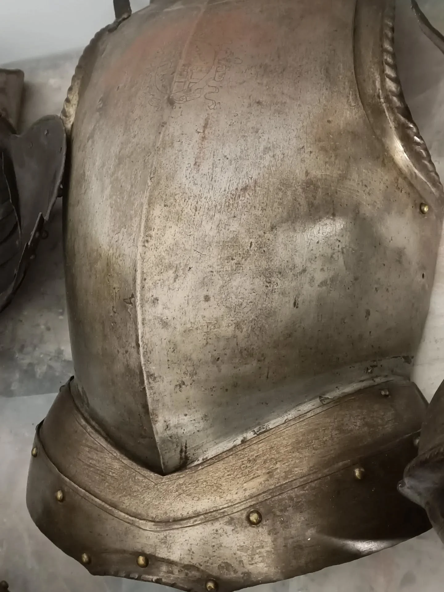 Sharing some behind the scenes shots from my site visit at @museofilangieri in Naples some days ago 👹 
You can see here terrifying and wonderful arms and armour pieces in the process of being restored, all collected by Gaetano Filangieri throughout 