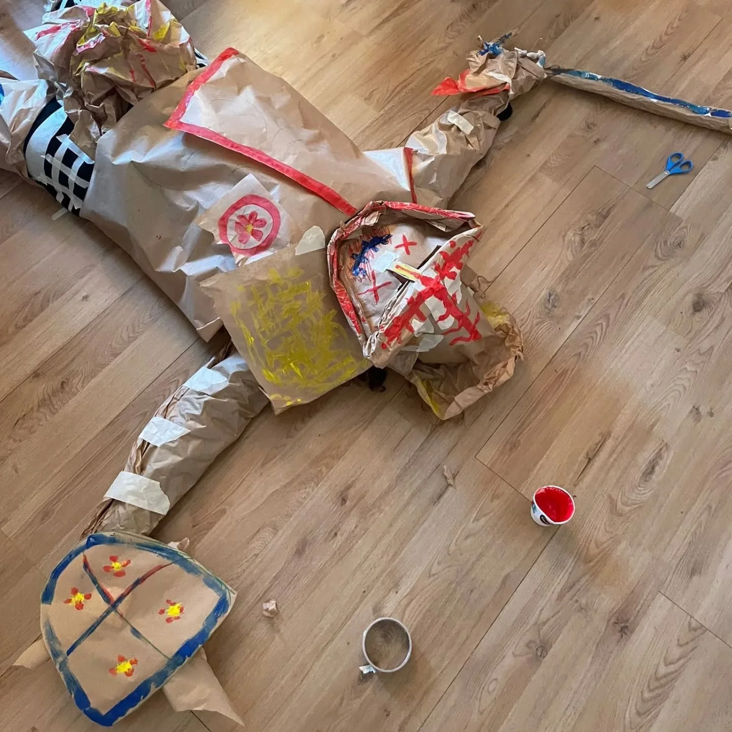 When your art therapy group decides to turn you into a paper warrior creature to test your ideas 🤡 🪖 
@istitutocreanapoli