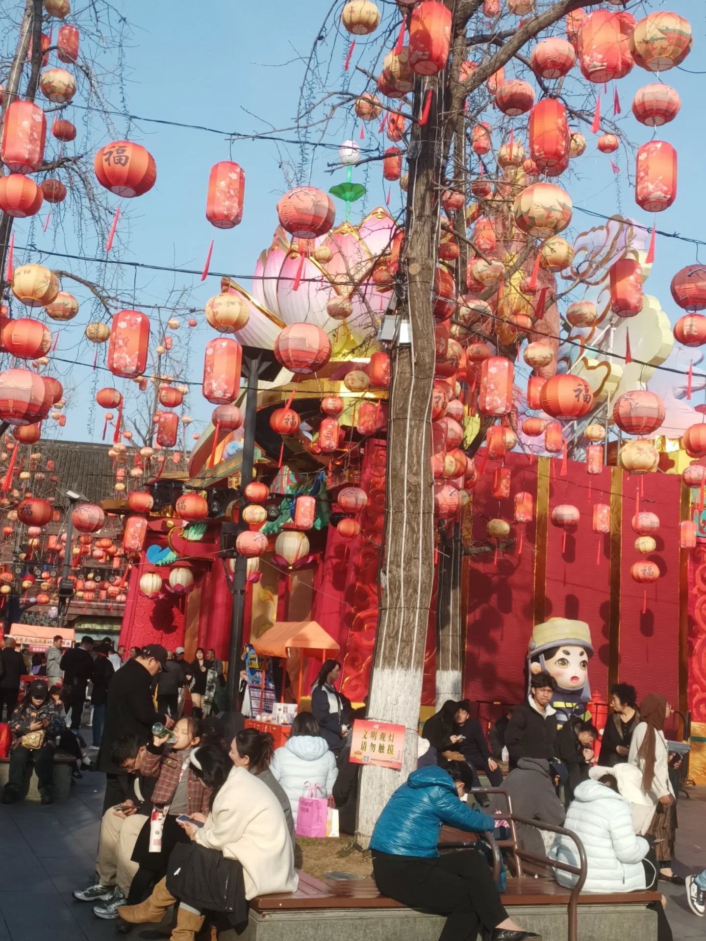 Absolute sensory overload 🇨🇳 Nanjing 
As I begin on this crazy journey I wanted to share some of this beautiful city 🏙️