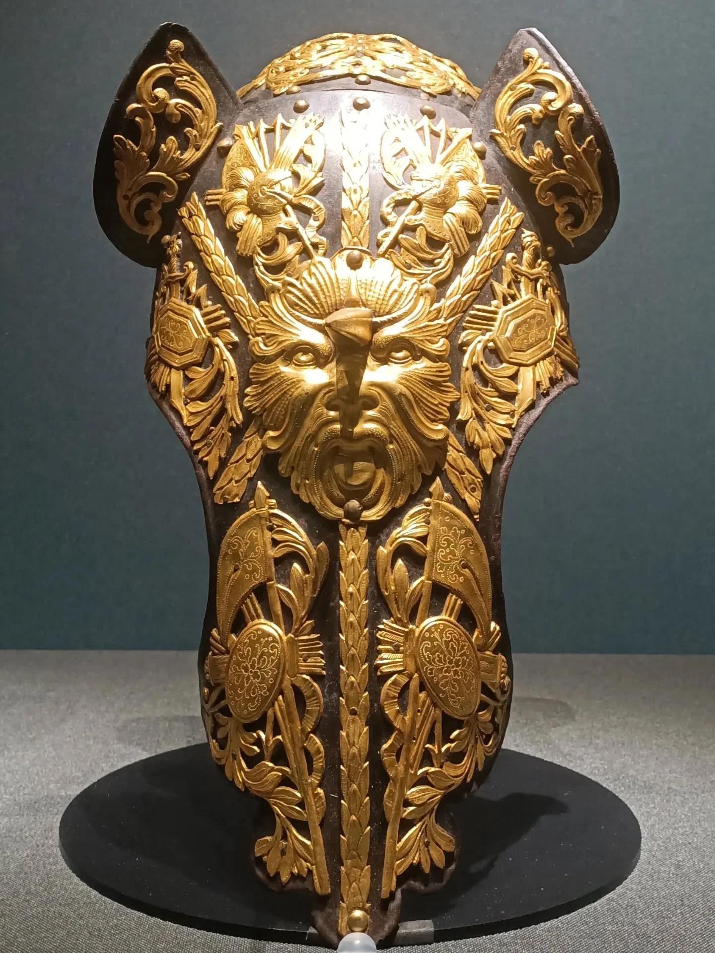 Sometimes you travel to the other side of the world for your comparative project around defence just to find your good old Italian arms and armour. On display at #nanjingwallmuseum @iicpechino @mic_italia #armeriarealetorino 🇨🇳🌍