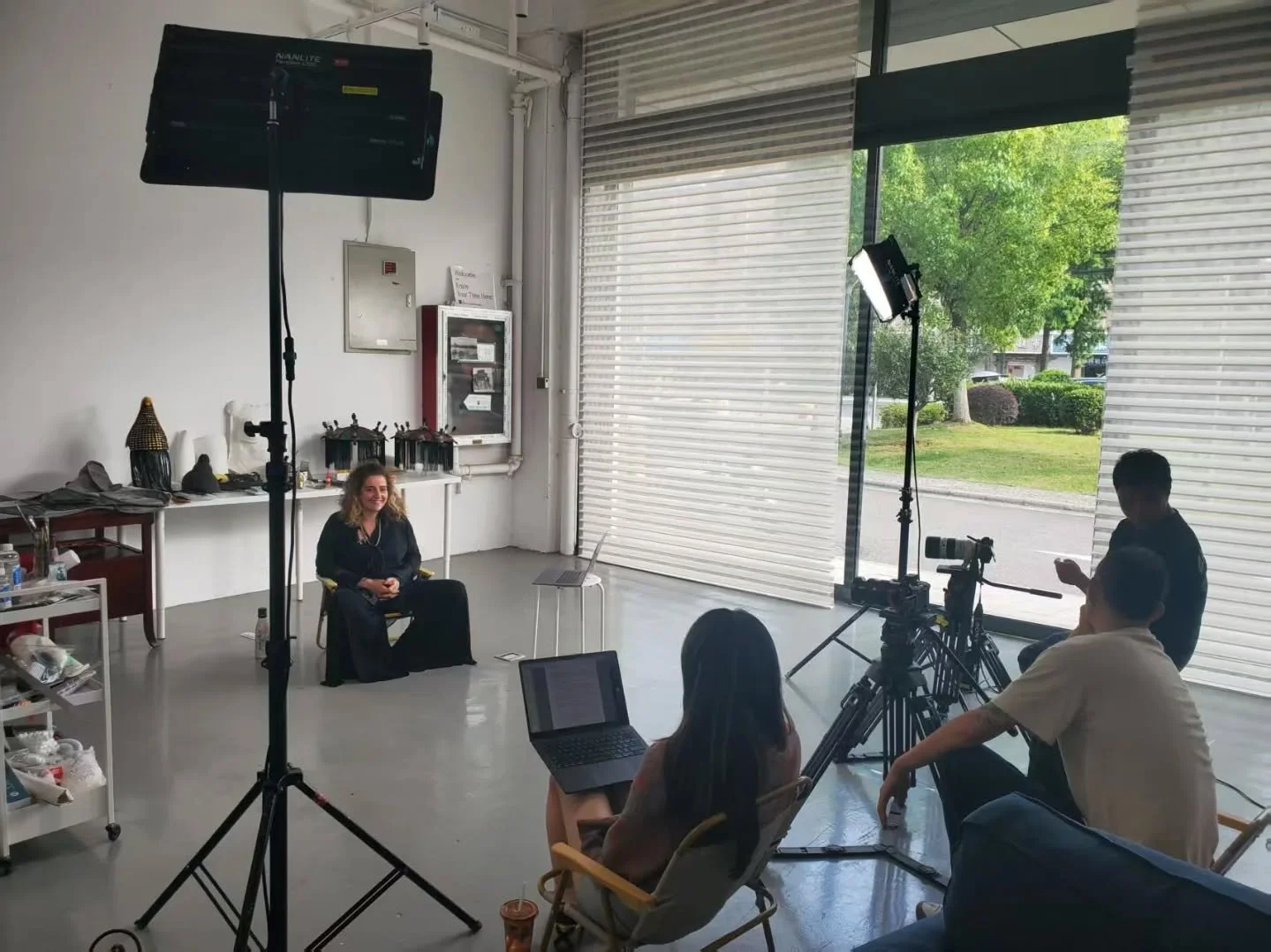 Shooting day in the studio - looking forward to this residency docufilm by the great one and only @guzhongsheng 📽️🕺 With the @sixi_museum Team 💞 @michellejinnnnn
@shinruhu

Great interview questions by Sixi residency curator @shu.secret 

Special 