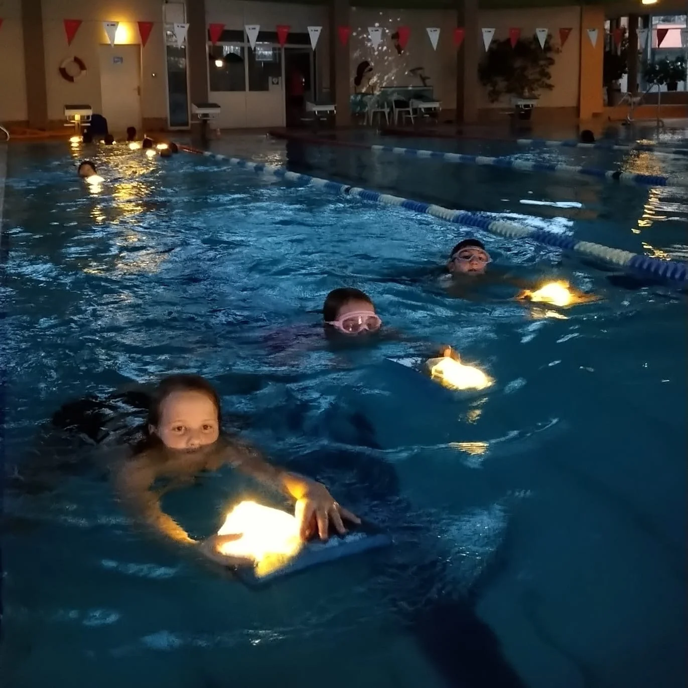 Alljährliches Lichterschwimmen 