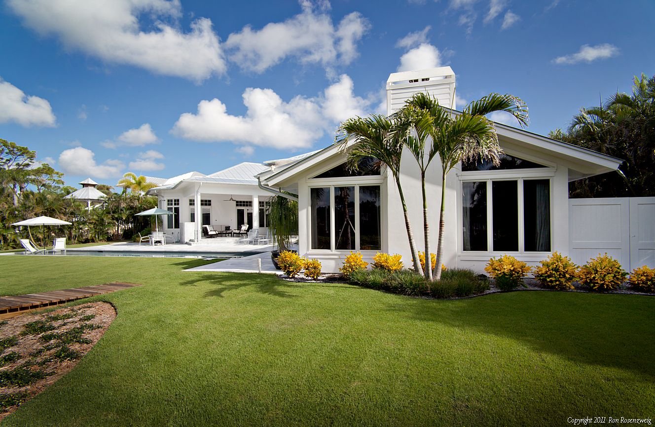 waterfront-contemporary-stuart-fl-exterior-back-of-house-photo by-ron-rosenzweig.jpg
