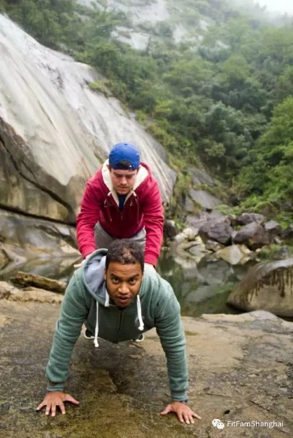 Bobby planking in Anhui province for #FitFamTravels