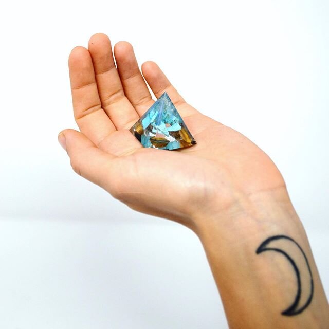 It&rsquo;s times like these I always keep my healer pyramid nearby! It&rsquo;s got crystals especially selected to help boost the immune system and give you the energy you need to make healthier choices🧡💙 available on emmyember.com!