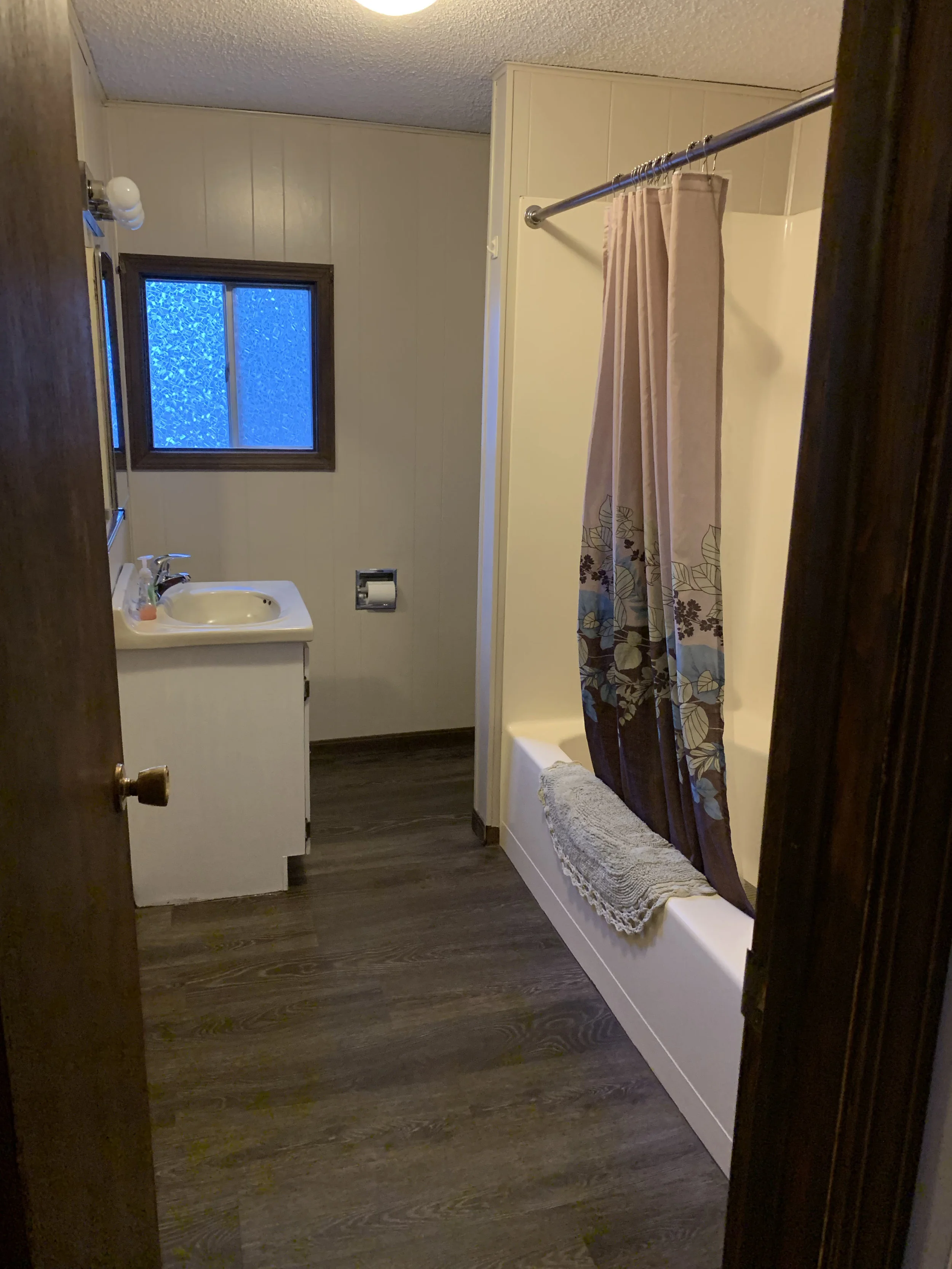 cabin 8 bathroom.jpg