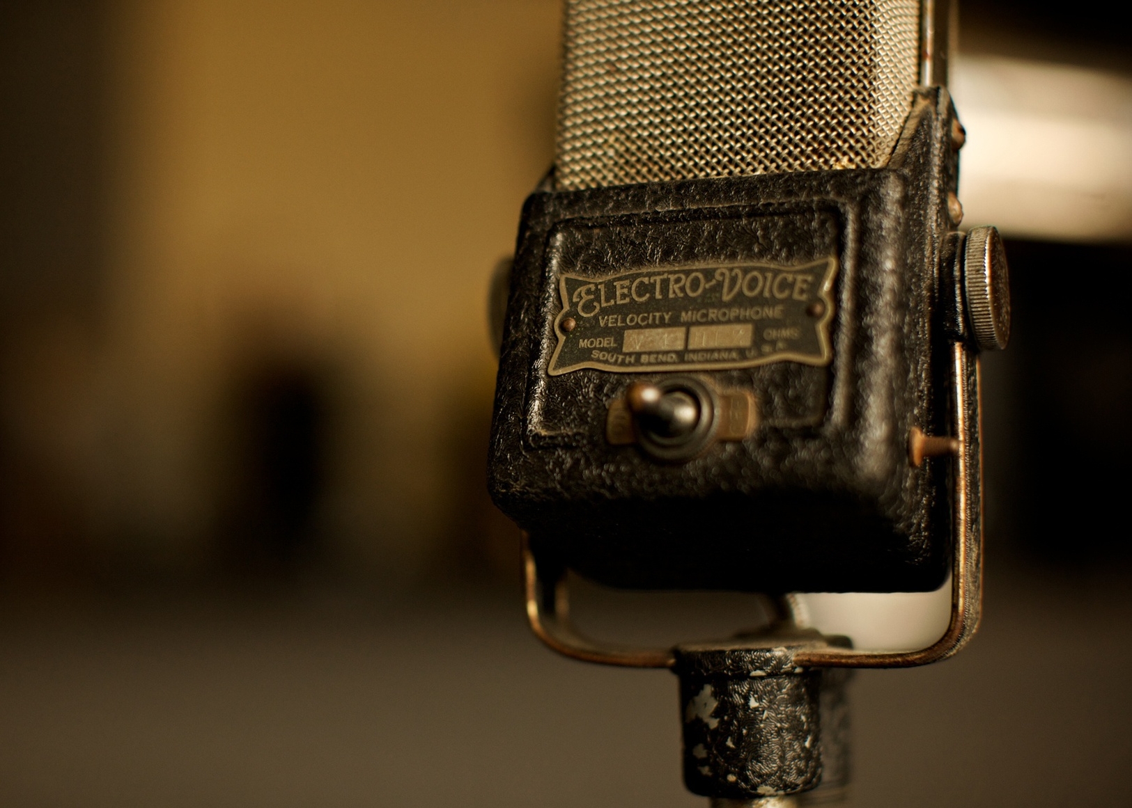 vintage_microphone-wallpaper-1920x1200.jpg