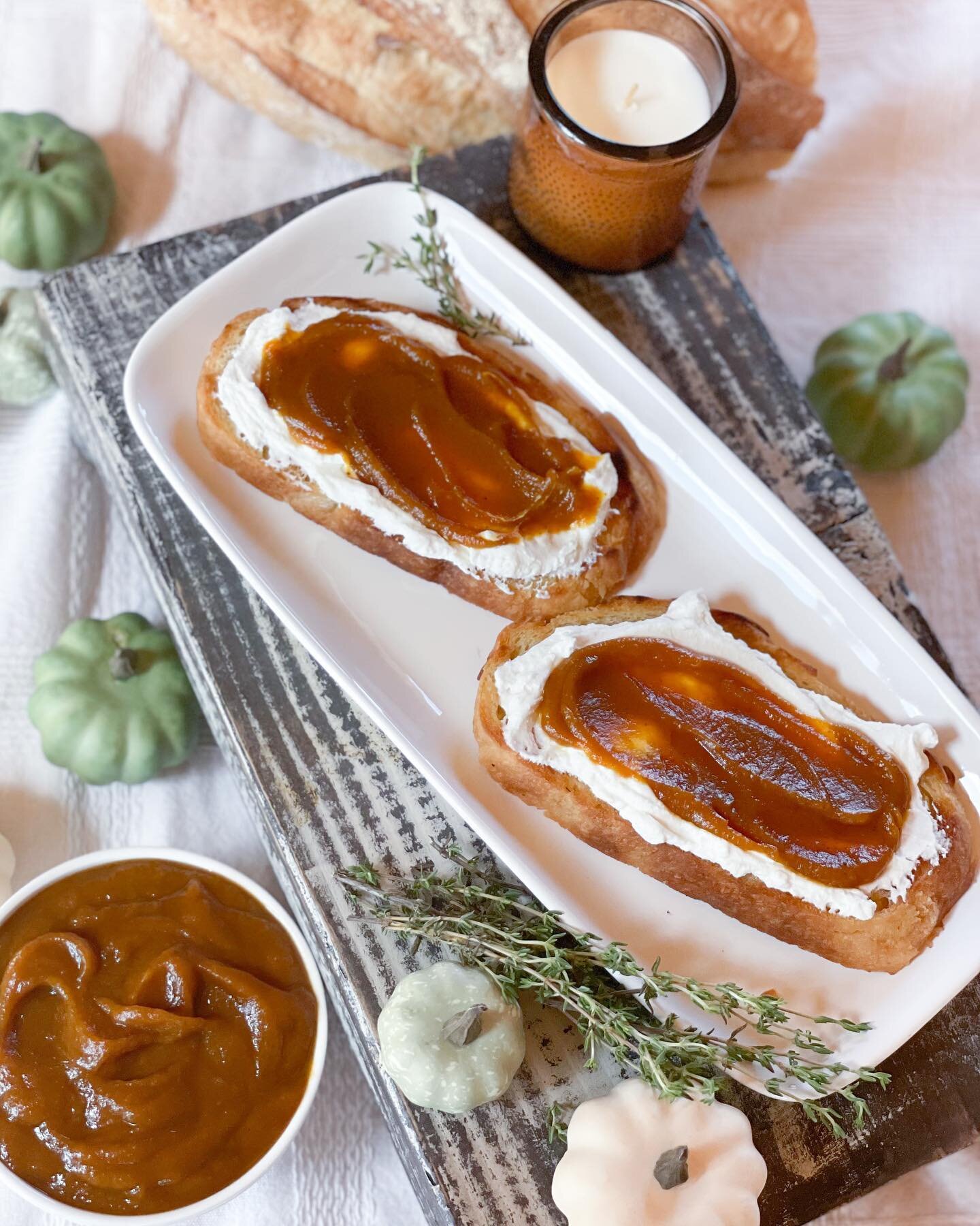 Pumpkin Butter Ricotta Toast means Fall is here 🍂 What better way to embrace the changing of the season than with a delicious toast to add to your weekend rotation. This Pumpkin Butter Ricotta Toast features a delicious homemade pumpkin butter recip