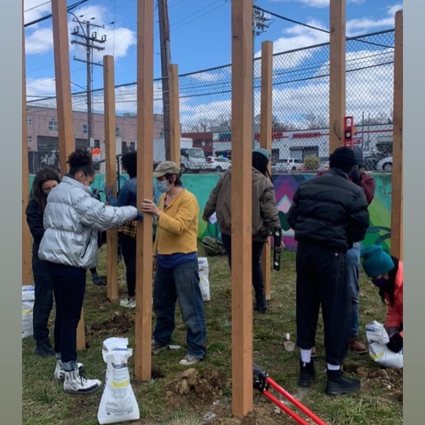 THANK YOU to our outstanding team of volunteers, who spent their entire day assisting with @anindivisibleartcollective and @dcfridgecollective&rsquo;s community greenhouse build day! We&rsquo;re looking forward to our first harvest and the opportunit