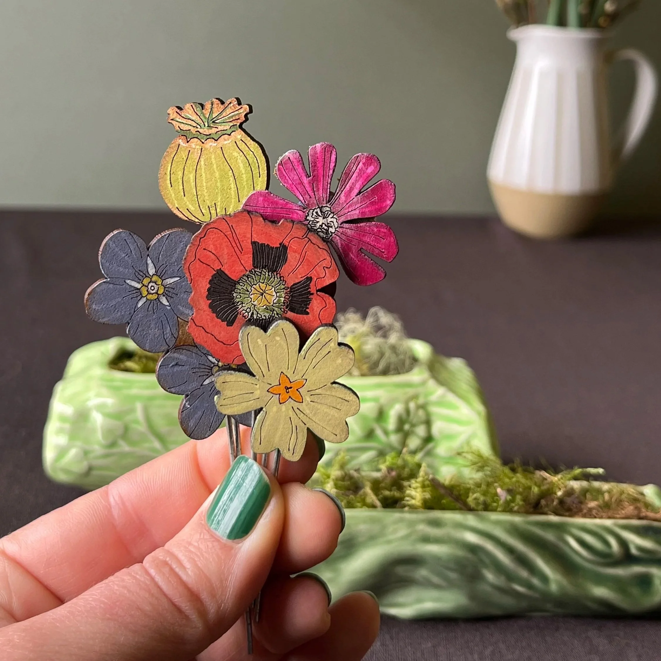 The Flora Plant Pot companion posy makes the perfect postable floral tribute this valentines day.