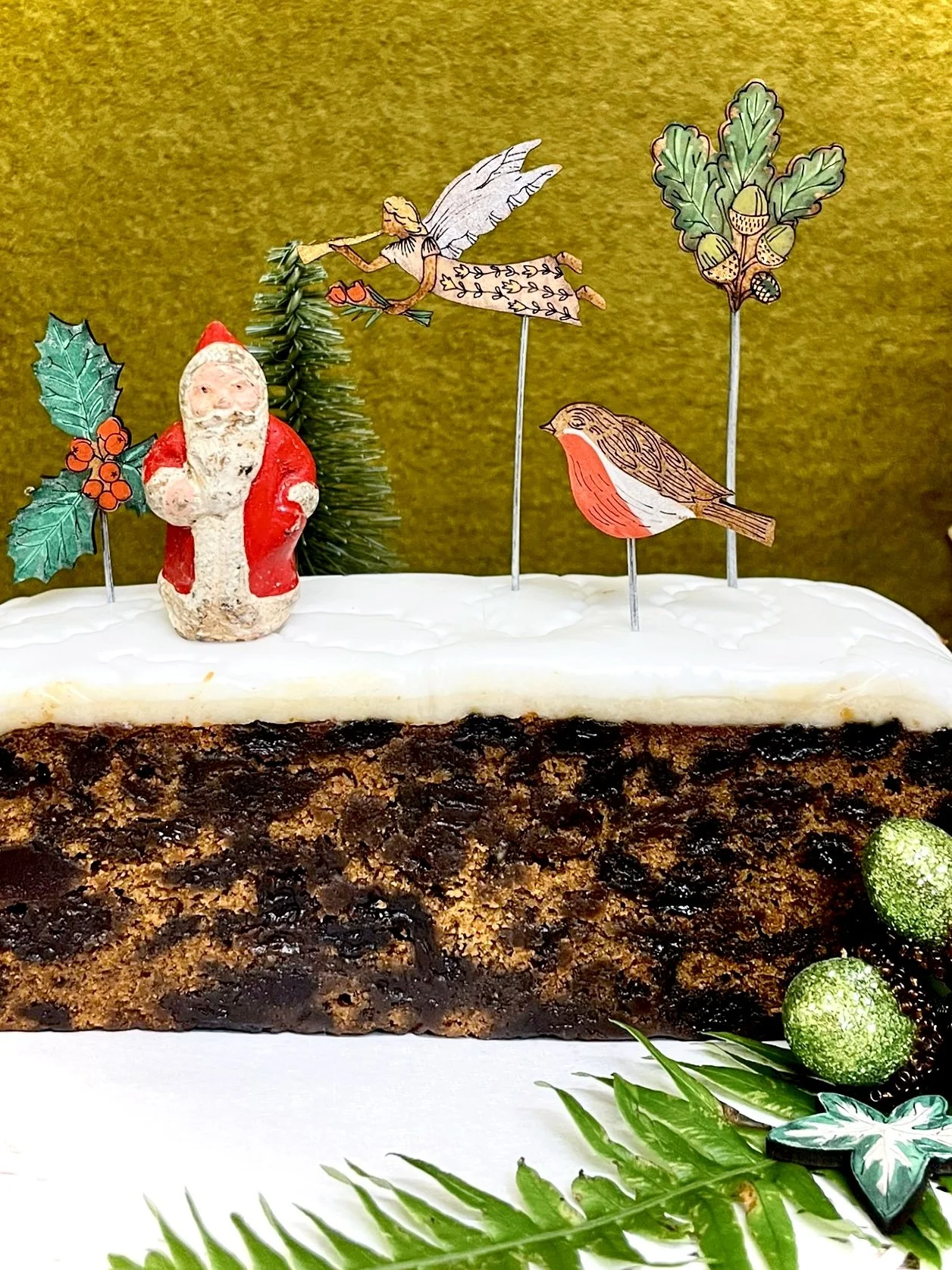 Christmas Posy Plant Pot Companions, on a Festive Christmas cake