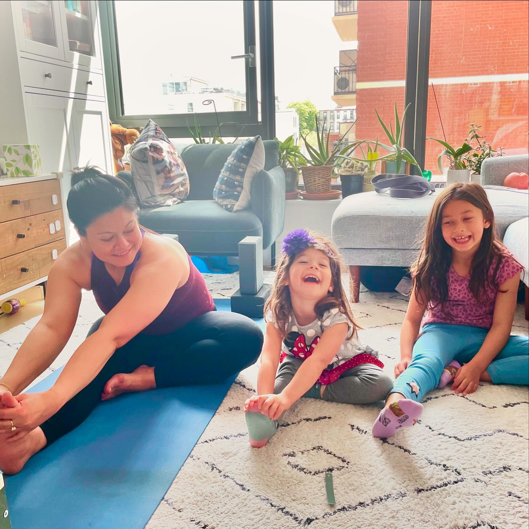 PRIVATE SESSIONS (of which, I don&rsquo;t do many) allow for a deeper focus on details of the individual client&rsquo;s practice needs.

🥰 One of mine was recently crashed by 2 adorable, unexpected guests.

🐝 Buzzing with energy to regain their mom