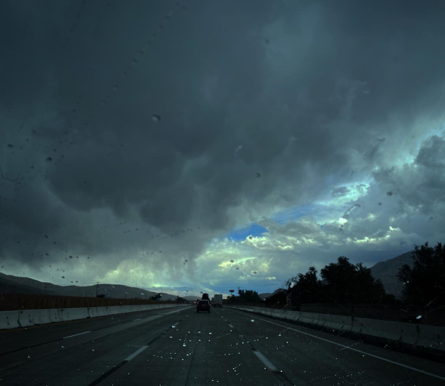 🌧Edge of the storm🌥 #california #desert #clouds #storm #sky #rain #travel #雲　#くも #nubes