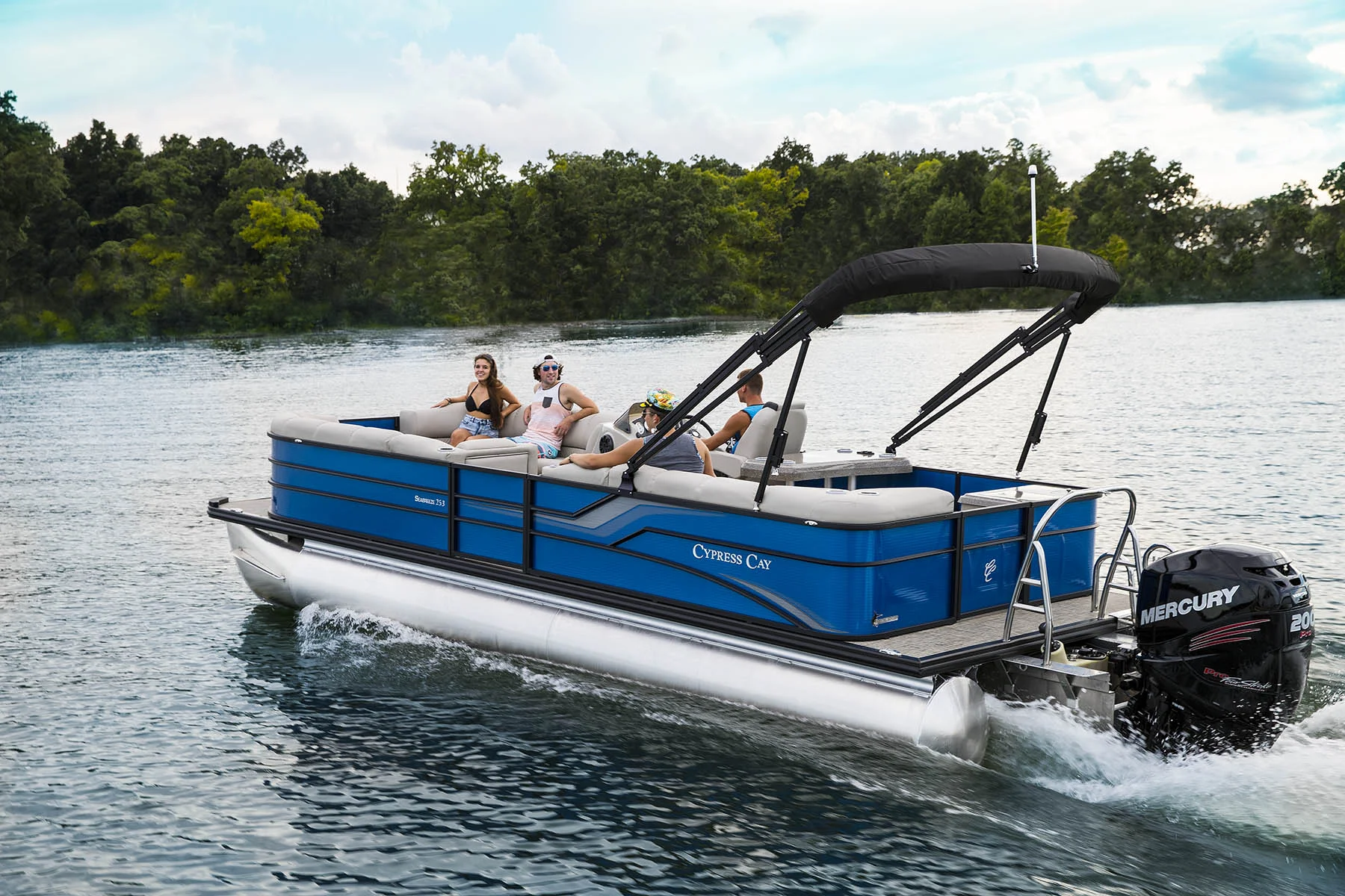 The Cypress Cay brand embodies the fun and youthfulness that boating has been known for. The 2017 Seabreeze was redesigned to depict the brand more accurately. The exterior wears the new electric blue fence with black anodized rails. The fence design provided a great canvas for exterior graphics taking the sport version one step further.