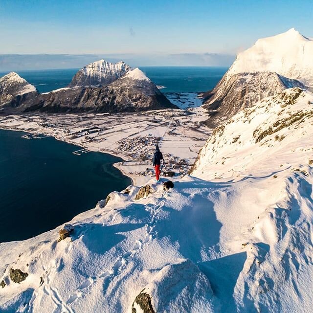 View from the top ---- #avisakulingen #mel&oslash;ytettp&aring; #mel&oslash;yturlag @dntmeloyturlag @turistforeningen #dnt #visitbod&oslash; #visitnorway #visithelgeland #landscapelovers #landscapephotography #mountains #utno #stedervielsker #mittfri