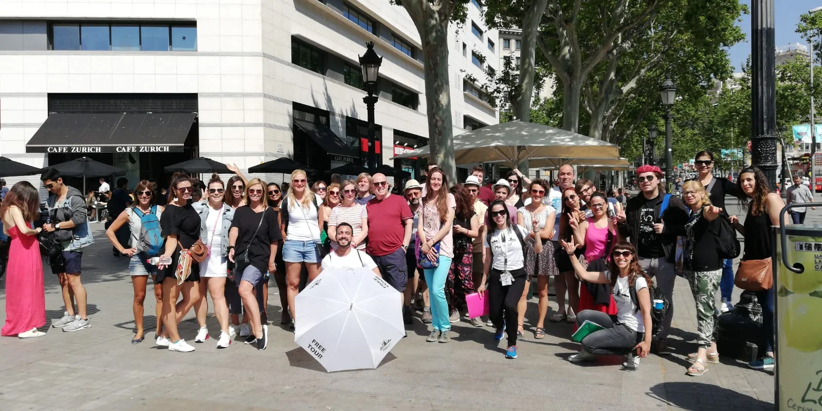 Moisés, local guide in Barcelona with his group
