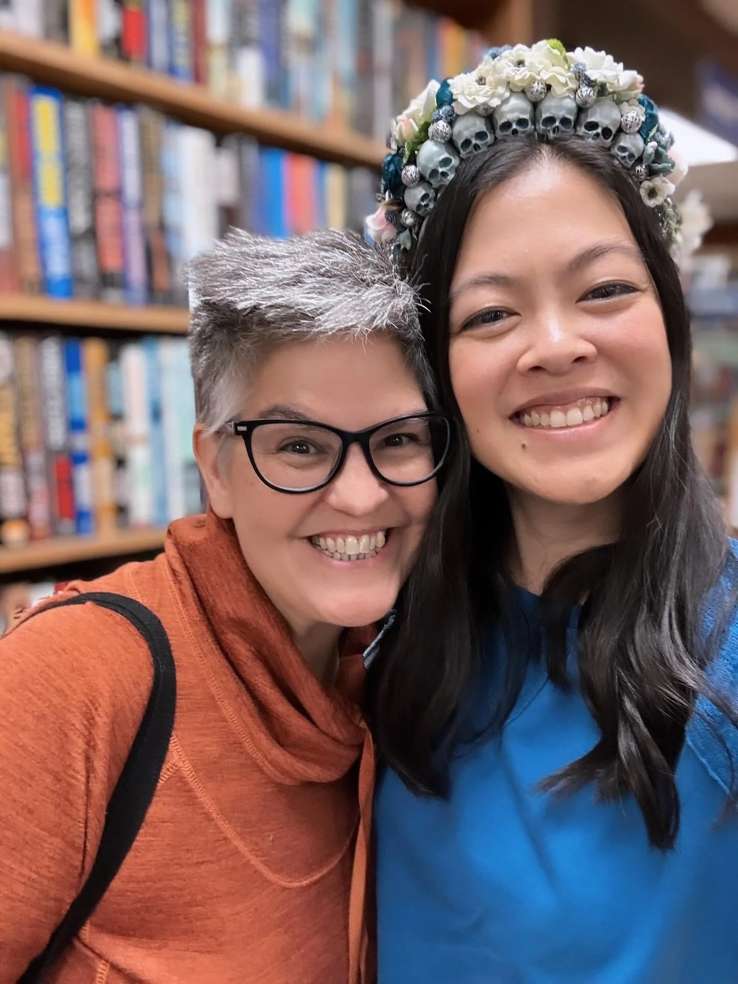 Thank you @bookbinsalem for hosting a fantastic event last night celebrating DEMON SONG, to the lovely @wendy.n.wagner for being an amazing conversation partner, and to everyone who took the time out of their evening to join us!!! The turnout was gre