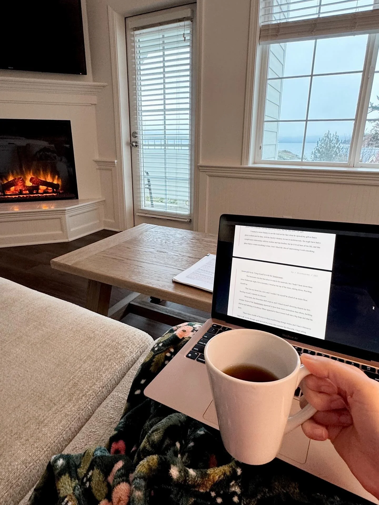 Chocolate Pu-erh, overcast skies, the smell of the ocean, and the new Florence album on repeat. Couldn&rsquo;t ask for better conditions as I work on finishing up STORMRAVEN revisions. 🌊👻🕯️🪞

Shoutout to @gayowyn for the heads up on Florence! The