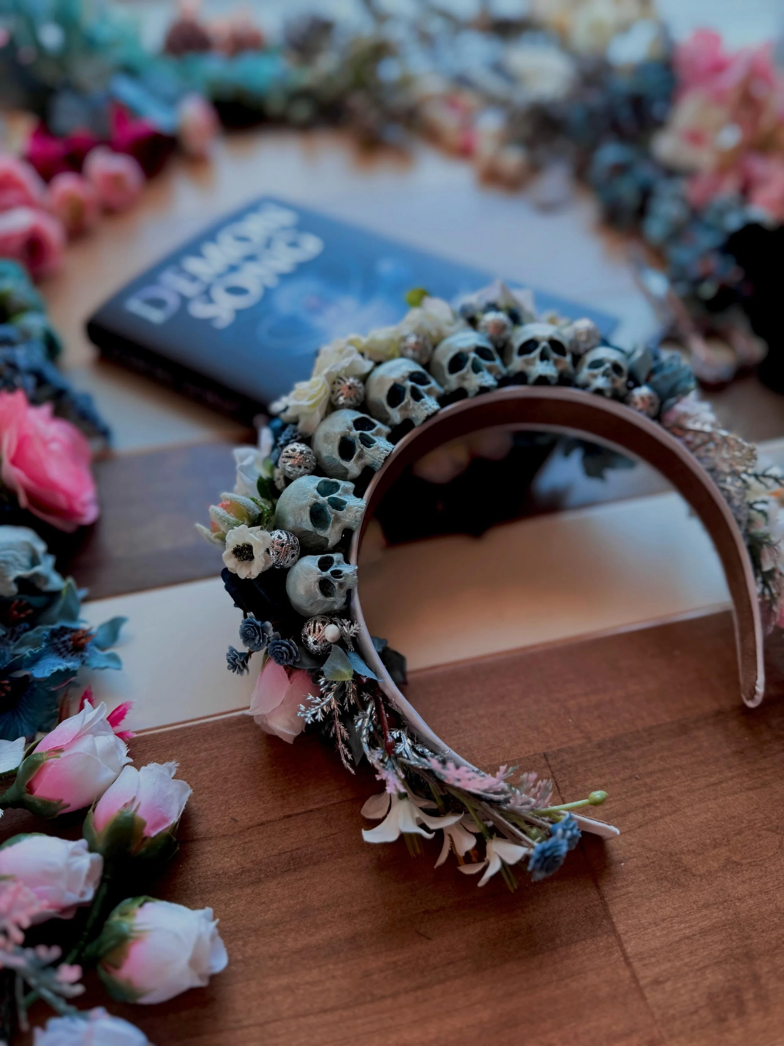 ❓How&rsquo;s May treating you so far?

Mine&rsquo;s been busier than expected 😅 but productive! Hoping to find some time this summer to work on more bookish projects like this Demon Song-inspired skull flower crown I made last year! 👀

#flowercrown