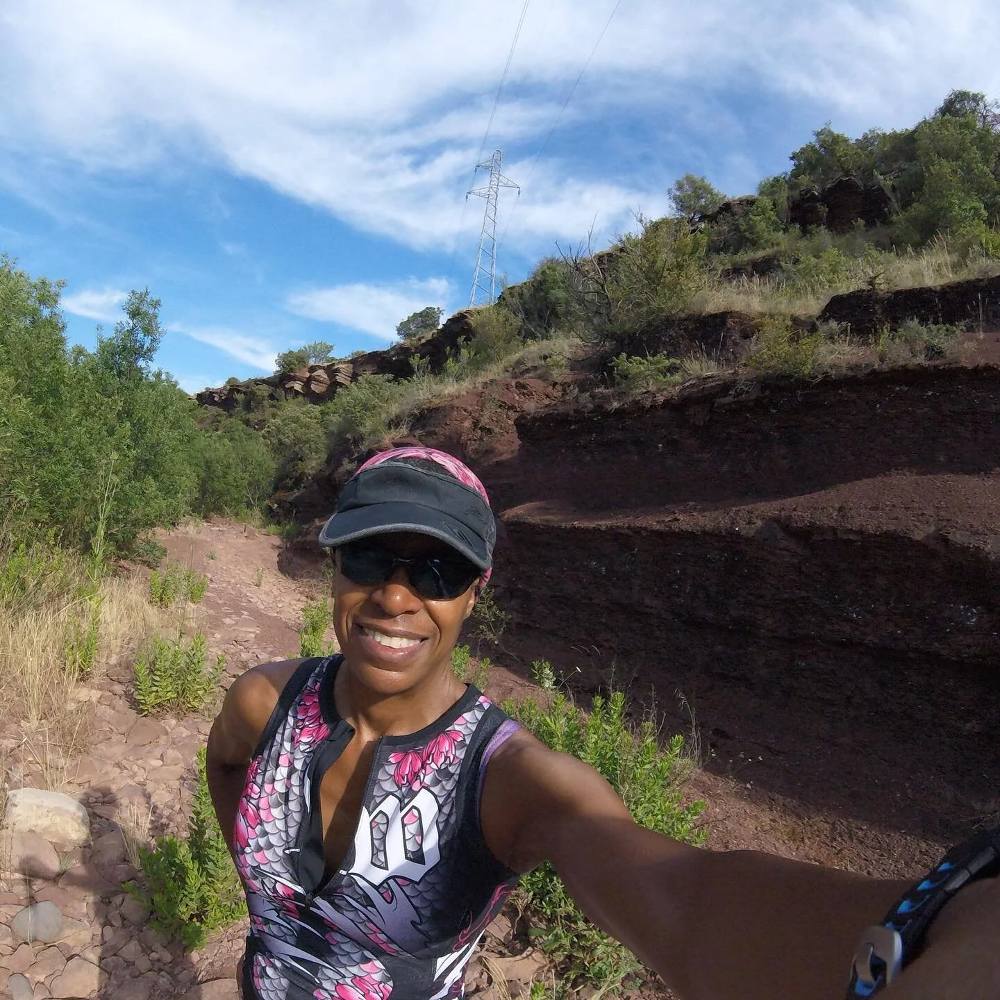 Are we sure this is really the way? Got a little lost on the trail here at #lacsalagou but it was so beautiful that I didn't even care. The earth is red here and with the heat I kind of thought I was on another planet at times. Had a solid 10 km run 