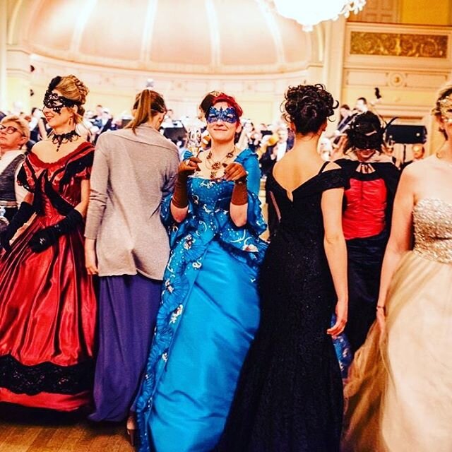 We wish you a nice weekend - with these lovely ladies dancing the Fransese in the Great hall at @gamlelogen 😍
.
. 
Neste ball er 8. februar 2020 i Oslo. F&oslash;lg oss eller klikk link i bio for mer informasjon.

Next ball 8th February 2020, in Osl