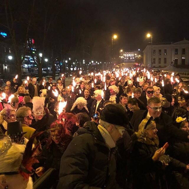 Fakkeltoget f&oslash;r Europas beste maskeradeball i januar 2019 😍

The torchlight procession before Europe&rsquo;s best masquerade ball in Oslo January 2019.

Next ball is 8 February 2020
Get your tickets here: www.operaballet.no or link in bio

#o