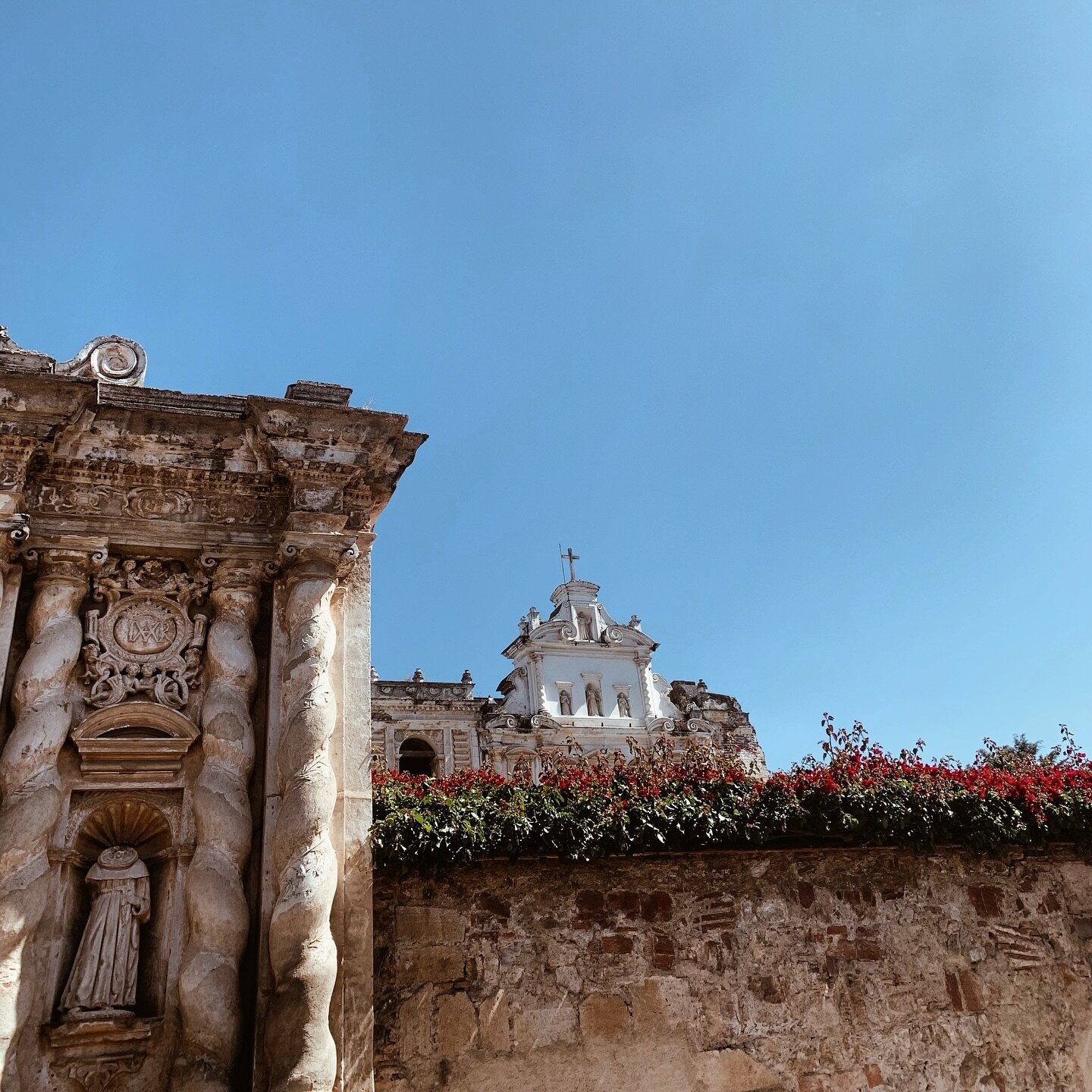 Beauty in every corner #antiguaguatemala 
.
.
.
.
#mayantrip #travel #luxurytravel #guatemala #centralamerica