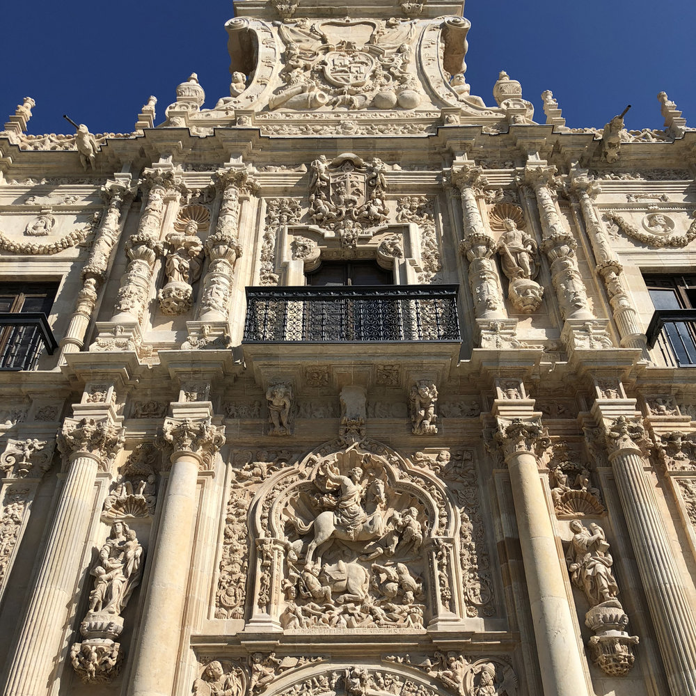 Fachada del Hostal de San Marcos, construido en el siglo XVI.