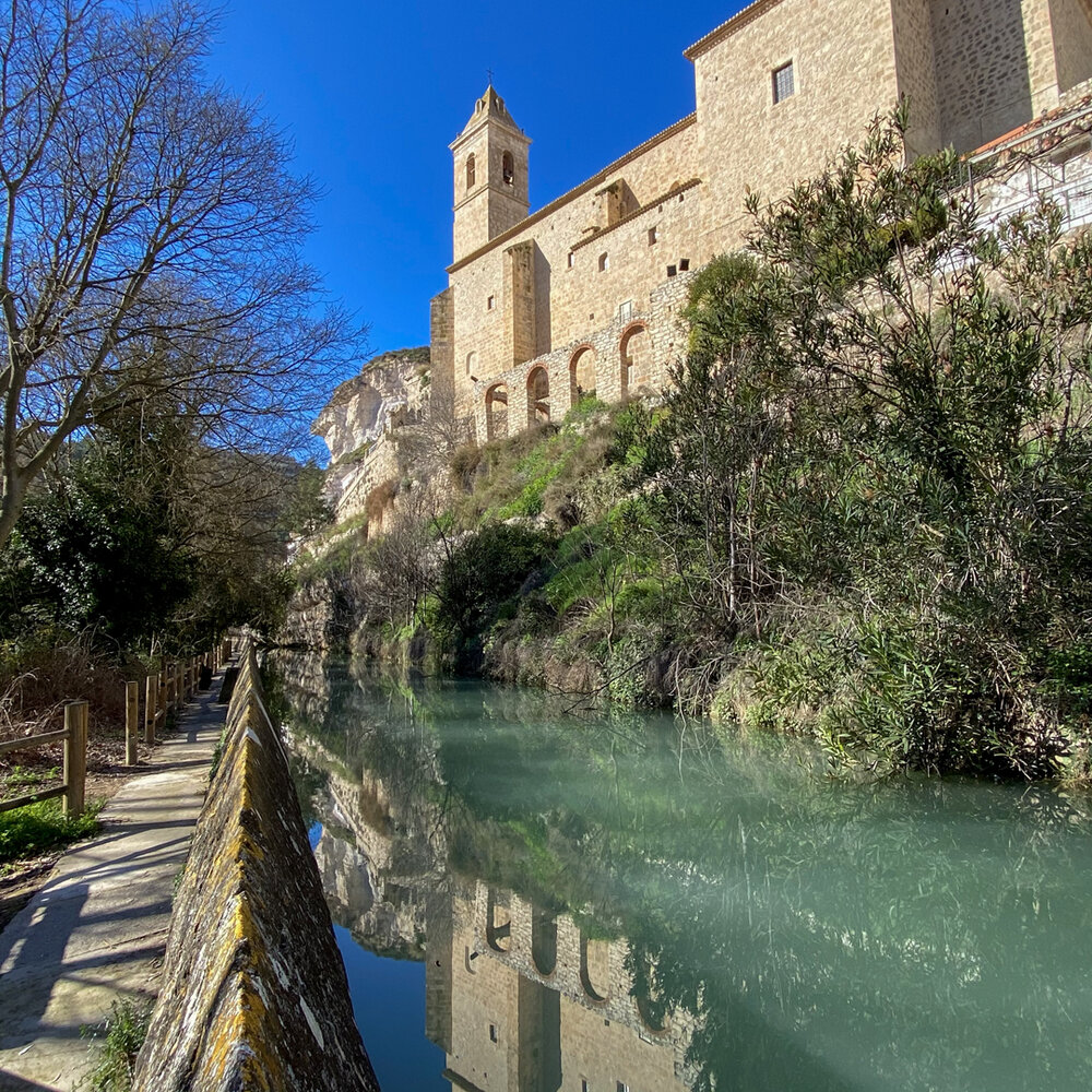 Canal en la base del pueblo.